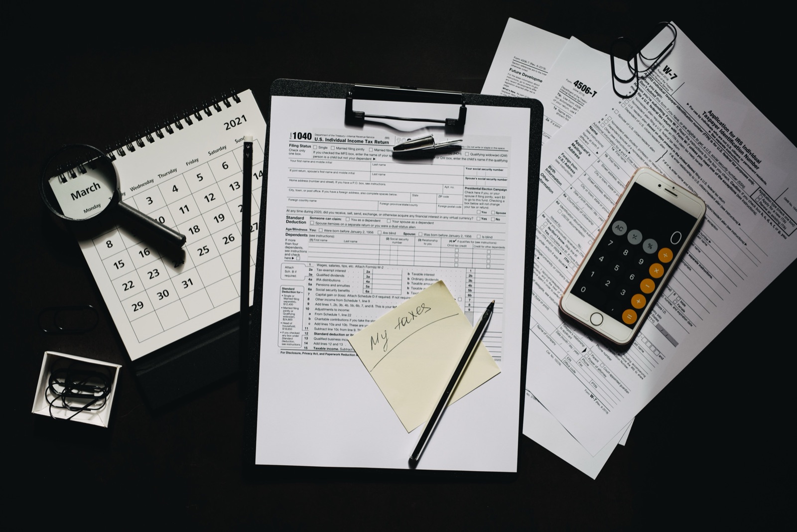 Calculating taxes: tax schedule, calculator and paperwork